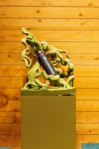 ΤΙΤΛΟΣ ΕΡΓΟΥ: RIVERBORNE: Carved by nature, rooted in legacy. Καλλιτέχνης: Άμη Μπενέκου